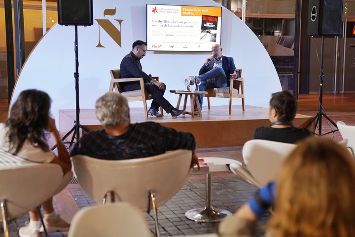 Marcelo Larraquy presentó "Gordon" en espacio cultural Clarín / Ñ de la Feria del Libro. Fotos: Martín Bonetto.