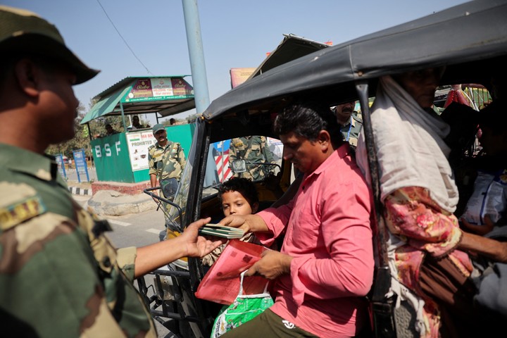 La Fuerza de Seguridad Fronteriza (BSF) revisa los pasaportes de ciudadanos pakistaníes mientras se preparan para salir de la India. Foto Reuters