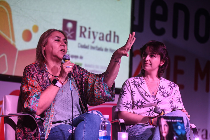Megan Maxwell se presentó en la Feria del Libro ante una sala José Hernández colmada. Foto: Federico Lopez Claro.