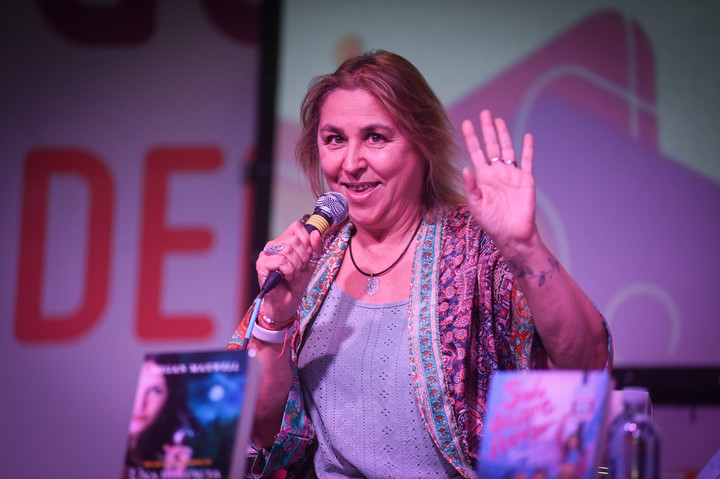 Megan Maxwell se presentó en la Feria del Libro ante una sala José Hernández colmada. Foto: Federico Lopez Claro.
