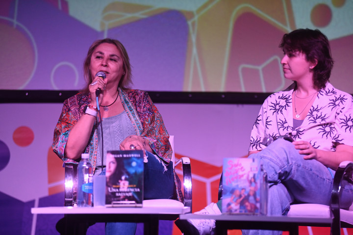 Megan Maxwell se presentó en la Feria del Libro ante una sala José Hernández colmada. Foto: Federico Lopez Claro.