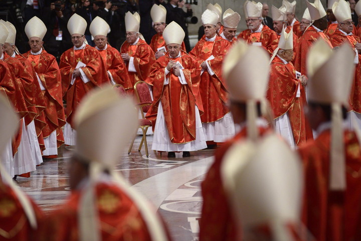 Los cardenales asisten a la misa votiva "Pro eligendo Pontifice" previa al comienzo del cónclave (EFE).