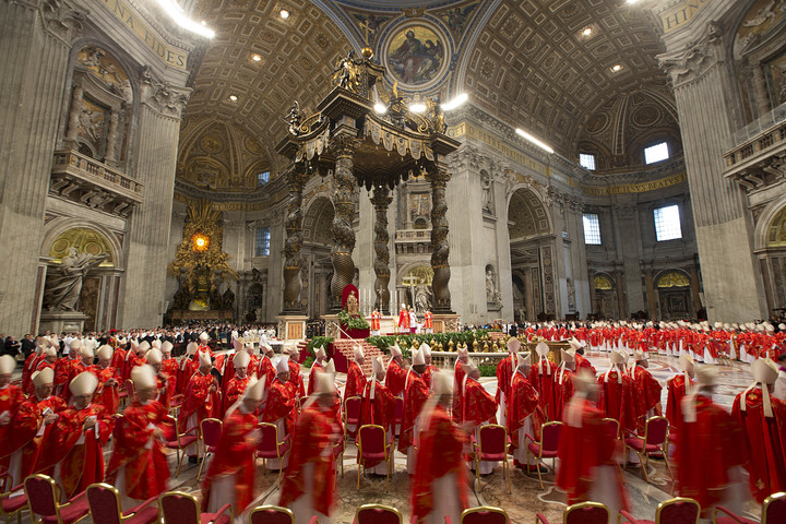 Los cardenales asisten a una misa por la elección de un nuevo papa (AP).