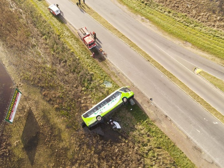 Volcó un micro en el cruce de las rutas 51 y 76, a la altura de la localidad de La Madrid. Foto: gentileza Notilama