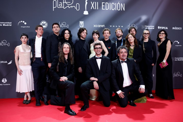 El equipo de "El Jocke" posa a su llegada a la entrega de los Premios Platino, este domingo en IFEMA, en Madrid. EFE/ Daniel González