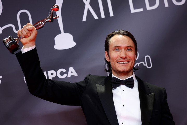 El actor colombiano Claudio Cataño posa con el galardón a mejor interpretación masculina en miniserie por su papel en "Cien años de soledad", durante la entrega de los Premios Platino. Foto: EFE/Daniel González