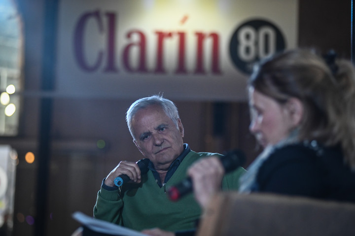 Entrevistado por Matilde Sánchez, el periodista y escritor español Juan Cruz Ruiz compartió en la Feria del Libro la pasión de la literatura. Foto: Federico Lopez Claro.