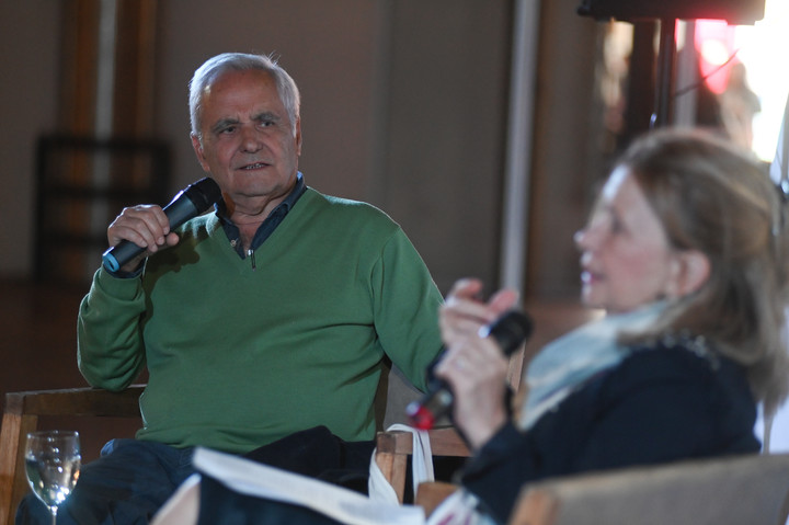 Entrevistado por Matilde Sánchez, el periodista y escritor español Juan Cruz Ruiz compartió en la Feria del Libro la pasión de la literatura. Foto: Federico Lopez Claro.