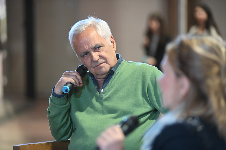 Entrevistado por Matilde Sánchez, el periodista y escritor español Juan Cruz Ruiz compartió en la Feria del Libro la pasión de la literatura. Foto: Federico Lopez Claro.