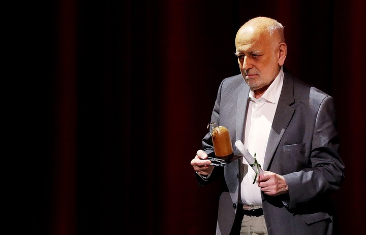 El escritor, cineasta y dramaturgo argentino Edgardo Cozarinsky se dispone a dar un discurso tras recibir el Premio Hispanoamericano de Cuento Gabriel García Márquez en Bogotá (Colombia). . EFE/ Leonardo Muñoz 