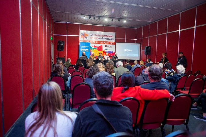 Homenaje a Edgardo Cozarinsky, moderado por Matías Capelli, con Vivi Tellas, Rafa Ferro, Andrés Di Tella y al albacea Ernesto Montequín. Foto: gentileza Fundación El Libro.