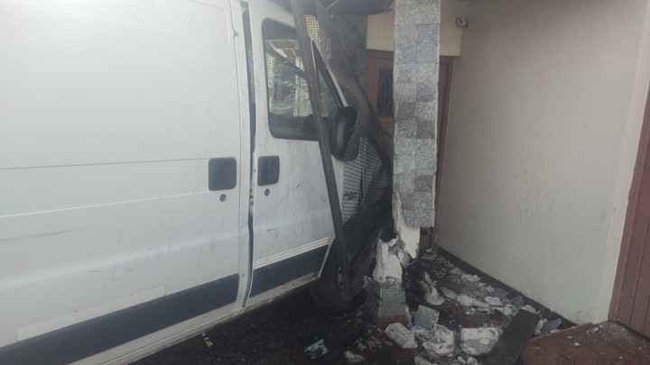 La camioneta quedó incrustada contra una casa tras atropellar a madre e hija, en Berazategui.