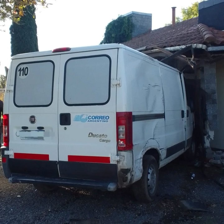 La camioneta quedó incrustada contra una casa tras atropellar a madre e hija, en Berazategui.