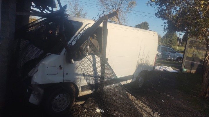 La camioneta quedó incrustada contra una casa tras atropellar a madre e hija, en Berazategui.