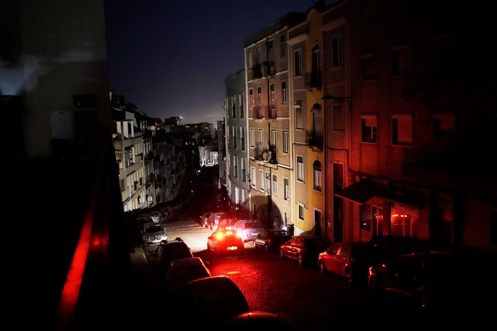 Una calle de Lisboa, Portugal, durante el apagón del lunes. Foto: AP  