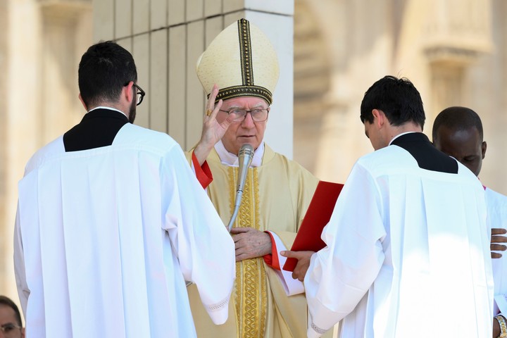 Parolin, durante la segunda misa de luto por la muerte de Bergoglio. Foto: EFE 