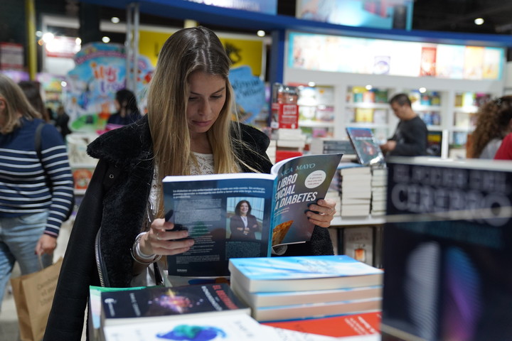 Público en la Feria del Libro 2024. Foto: Martín Bonetto / archivo Clarín.