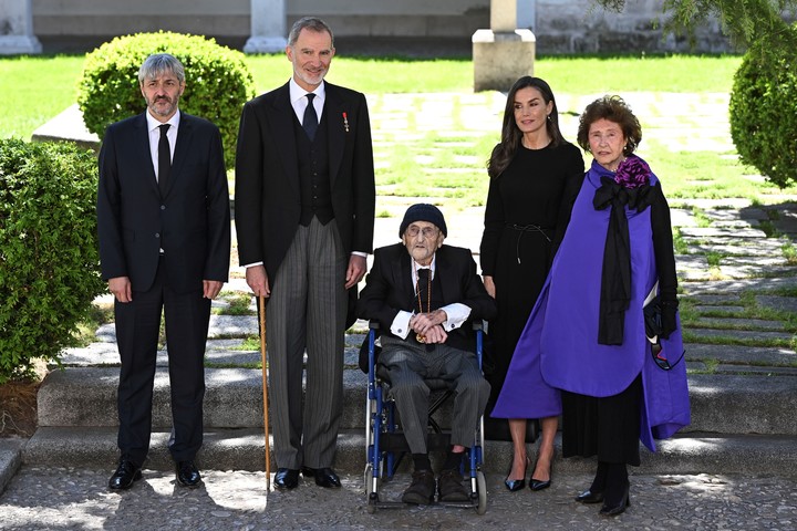 Los reyes Felipe y Letizia posan junto al escritor Álvaro Pombo (c), Premio Cervantes 2024, tras la ceremonia de entrega del galardón, este miércoles en el paraninfo universitario de Alcalá de Henares. EFE/ Fernando Villar