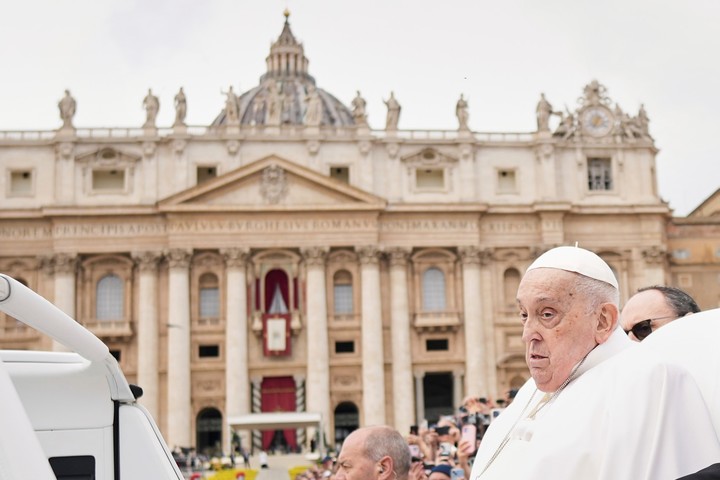 El Papa Francisco recorrió la Plaza de San Pedro en su papamóvil tras impartir la bendición Urbi et Orbi, el domingo. Foto AP