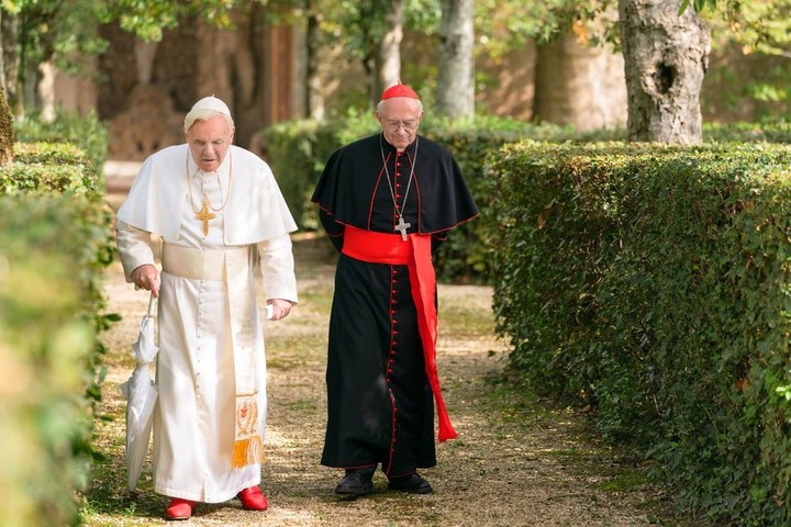 Anthony Hopkins, izquierda, y Jonathan Pryce en una escena de "Los Dos Papas". Foto: Peter Mountain/Netflix)
