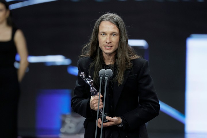 Manu Fanego, con la estatuilla ganada póstumamente por su padre. Arrancó su discurso con un chiste. Foto: EFE/J.J.Guillén