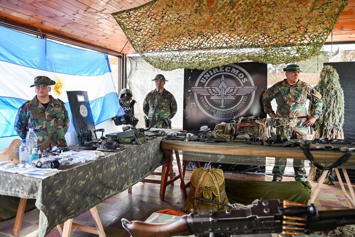 Agentes de Gendarmería preparan su armamento para participar del Operativo Roca.