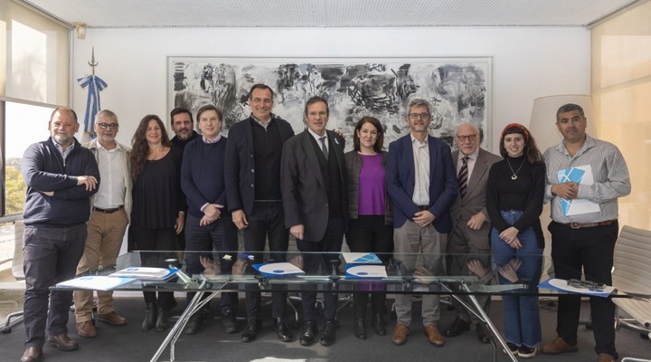 El exministro de Cultura de la Nación Tristán Bauer, junto al extitular de la Agencia de Administración de Bienes del Estado (AABE), Eduardo Albanese, anunciaron en agosto de 2023 el proyecto del Centro Nacional de Conservación y Reservas para el Museo Nacional de Bellas Artes (MNBA). Foto: archivo.