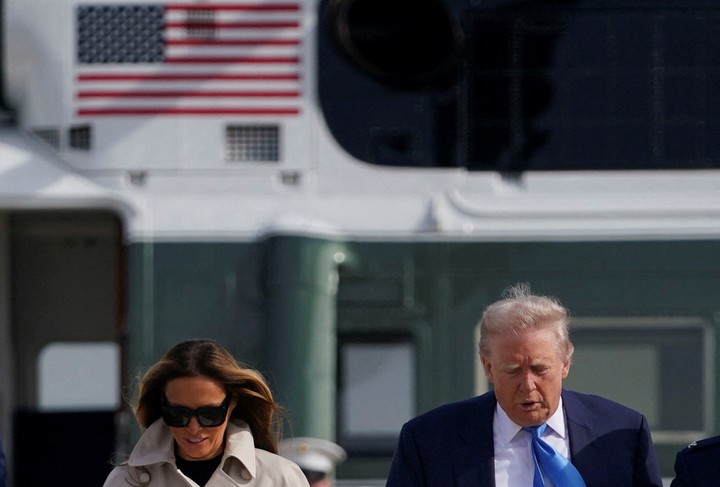 El presidente de Estados Unidos, Donald Trump, y la primera dama, Melania Trump, caminan desde el Marine One para abordar el Air Force One mientras parten hacia Roma, Italia, para asistir al funeral del Papa Francisco, en la Base Conjunta Andrews en Maryland, Estados Unidos, 25 de abril de 2025. REUTERS/Nathan Howard