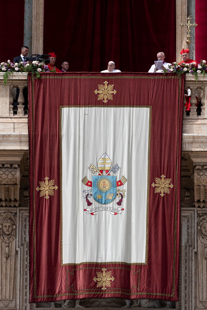 El Papa, asomado al balcón ante la plaza de San Pedro.
