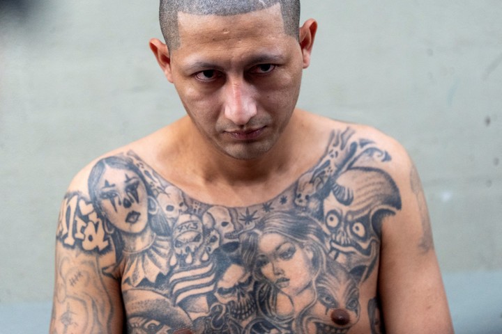 Uno de los pandilleros deportados por Estados Unidos y detenidos en El Salvador. Foto: Reuters.