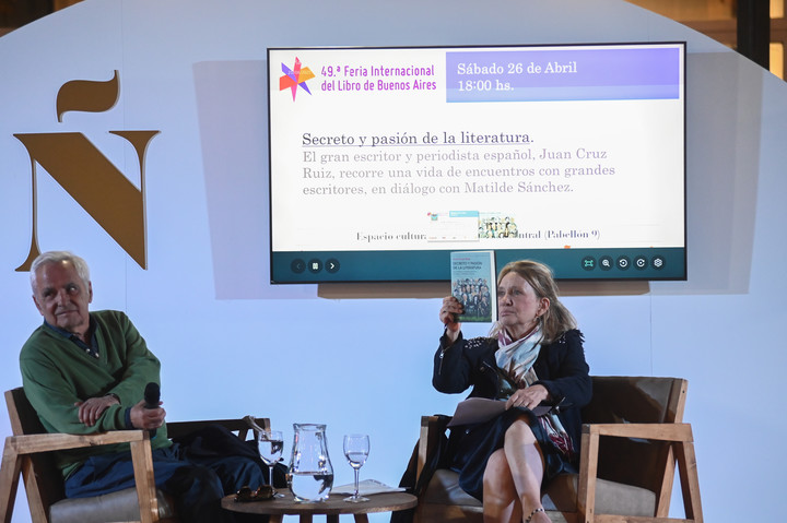 Entrevistado por Matilde Sánchez, el periodista y escritor español Juan Cruz Ruiz compartió en la Feria del Libro la pasión de la literatura. Foto: Federico Lopez Claro.