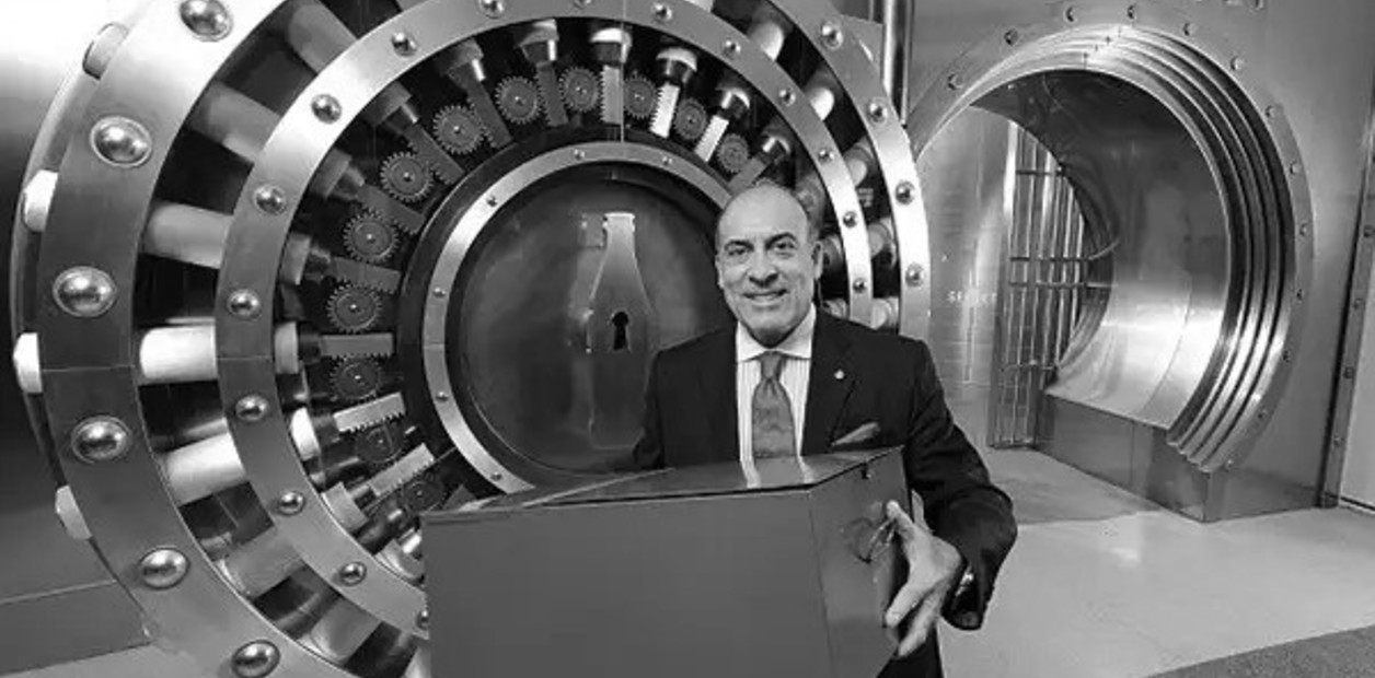 Muhtar Kent, antiguo Director General de Coca-Cola, en la bóveda que contendría la receta secreta de Coca-Cola. Foto: archivos de Coca-Cola.