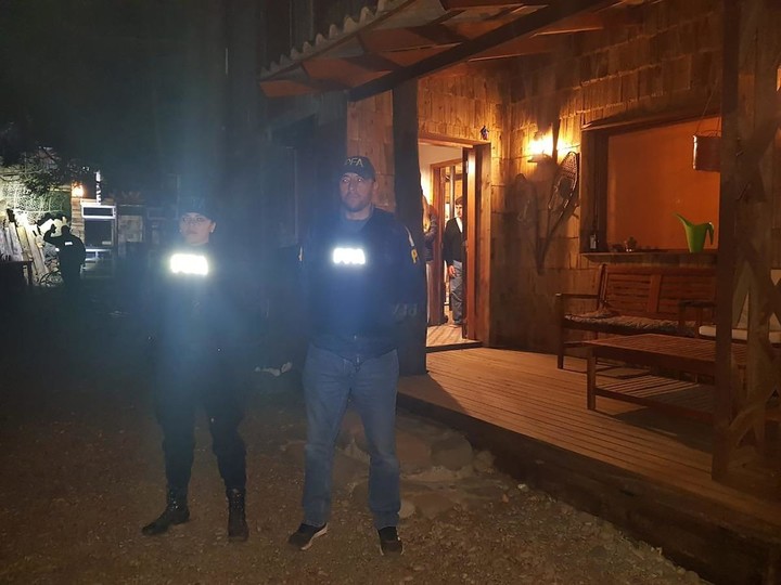 El allanamiento de la PFA Bariloche conmocionada por la secta de trata de las mujeres rusas: 14 detenidos.
