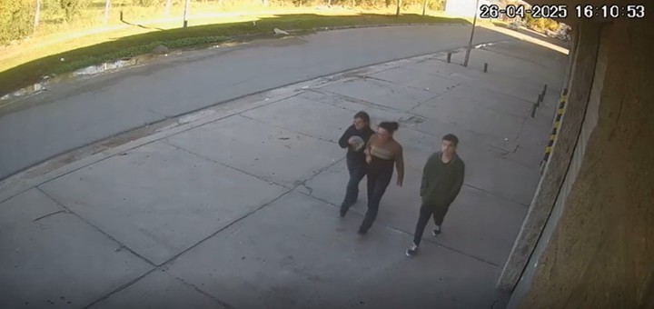 Brisa Vaccarini (16), caminando del brazo de su mamá, junto a su hermano, antes de la tragedia, en Berazategui.