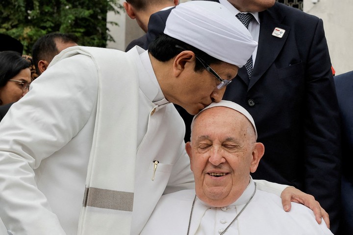 El Gran Imán de la Mezquita Istiqlal Nasaruddin Umar (I) besa al Papa Francisco durante una foto de familia tras una reunión interreligiosa con líderes religiosos en la Mezquita Istiqlal de Yakarta, Indonesia, el 5 de septiembre de 2024.     YASUYOSHI CHIBA/Pool vía REUTERS