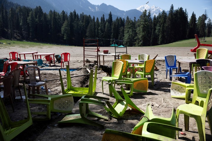 Sillas y mesas esparcidas en el lugar de un presunto ataque militante contra turistas en Baisaran, cerca de Pahalgam, en el distrito de Anantnag, al sur de Cachemira, 24 de abril de 2025. REUTERS/Adnan Abidi
