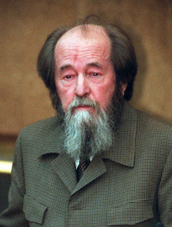 El escritor ruso Alexander Solzhenitsyn. Solzhenitsyn, el cronista ganador del premio Nobel de los horrores del sistema de gulag soviético, murió a última hora del domingo 3 de agosto de 2008, según su hijo. (AP Photo/Sergei Karpukhin/FILE)