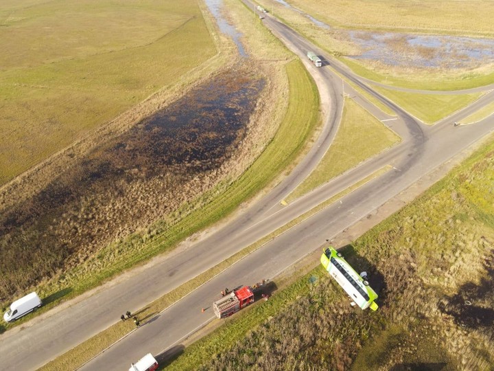 La imagen aérea del micro volcado en la rotonda de las rutas provinciales 76 y 51, cerca de General La Madrid. Foto Notilama.
