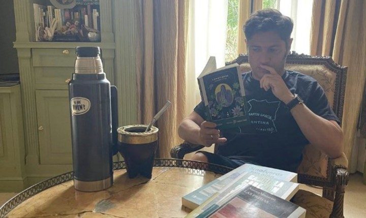 A fin de años, en medio de la polémica, Axel Kicillof se mostró leyendo uno de los libros que se usan para enseñar Educación Sexual en las escuelas de la Provincia de Buenos Aires.