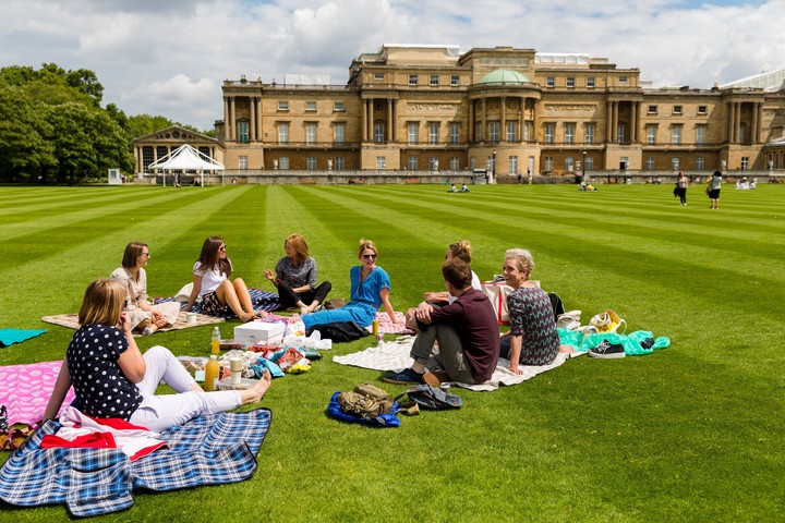 Gente de picnic en los jardines de Buckingham. Foto: EFE/ archivo