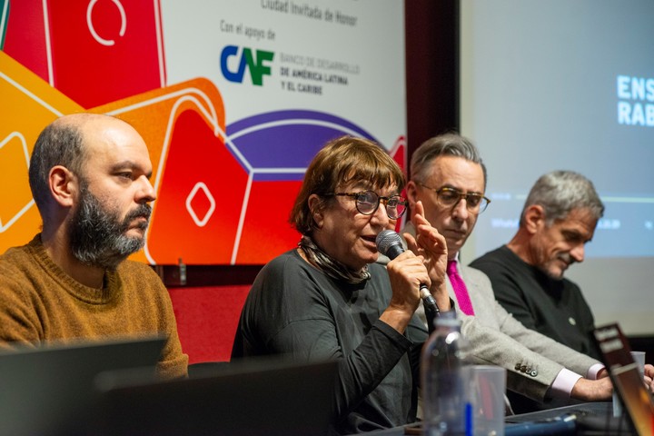 Homenaje a Edgardo Cozarinsky, moderado por Matías Capelli, con Vivi Tellas, Rafa Ferro, Andrés Di Tella y al albacea Ernesto Montequín. Foto: gentileza Fundación El Libro.