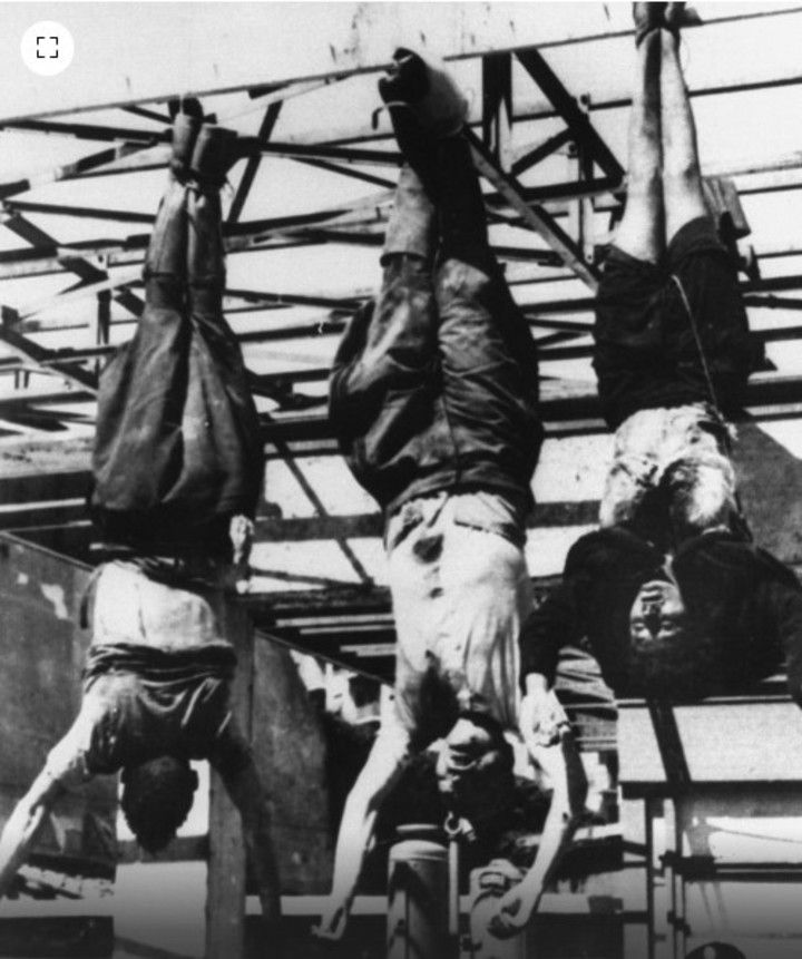 De izq a der: Achille Starace, secretario del partido Fascista, Benito Mussolini y Clara Petacci (AP). 