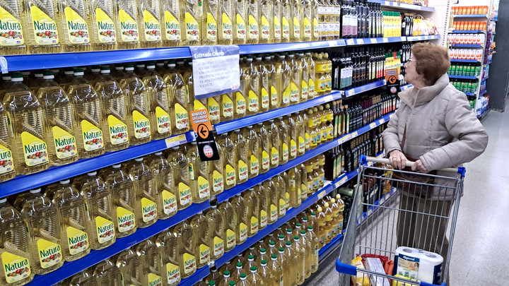 Aceites, harinas y productos de higiene, los que primero intentaron remarcar. Foto: Luciano Thieberger