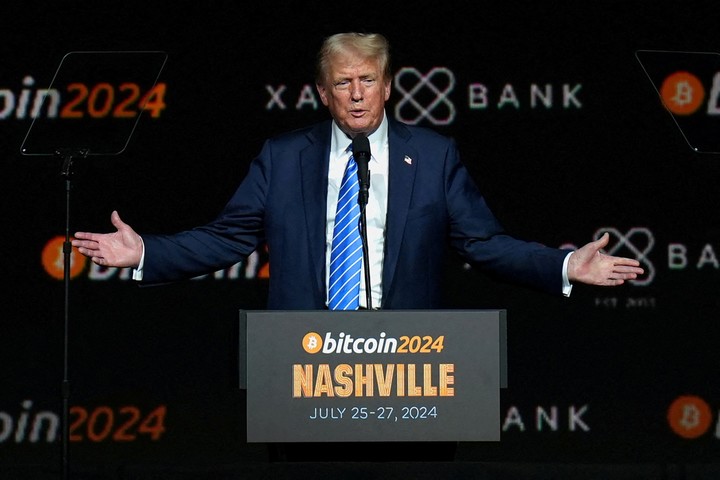 Donald Trump gesticula en el evento Bitcoin 2024 en Nashville, Tennessee, Estados Unidos, el 27 de julio de 2024. REUTERS/Kevin Wurm/File Photo