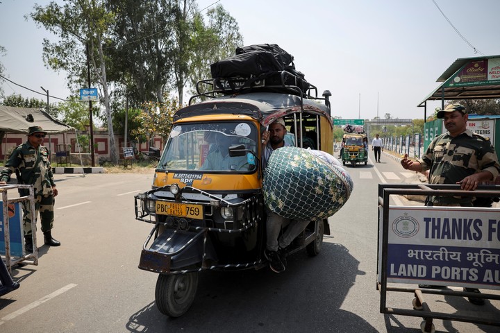 Ciudadanos indios ingresan a la India después de que Pakistán revocara todas las visas emitidas a ciudadanos indios, en el cruce fronterizo de Attari-Wagah. Foto Reuters