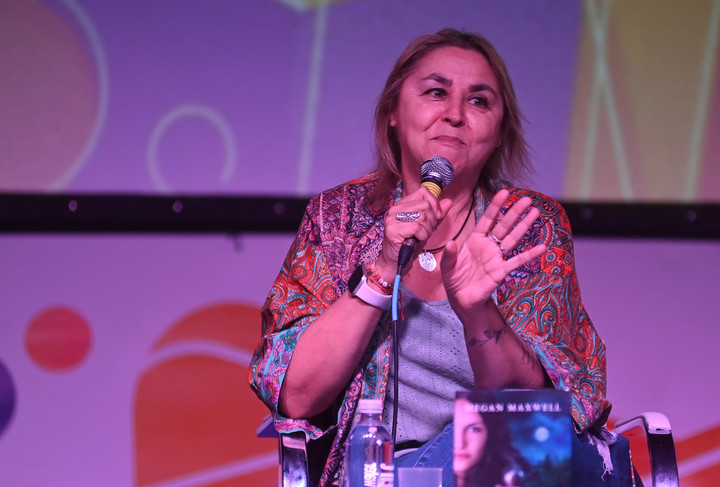 Megan Maxwell se presentó en la Feria del Libro ante una sala José Hernández colmada. Foto: Federico Lopez Claro.