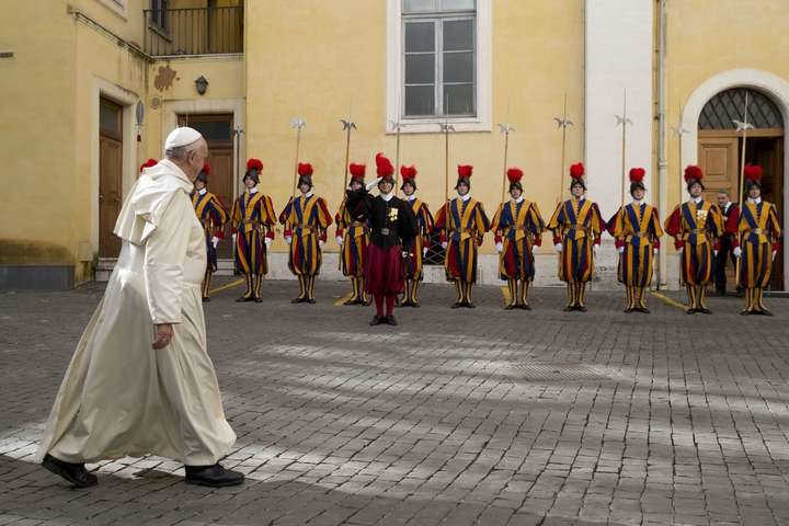 El papa Francisco y la Guardia Suiza. (Foto: AFP)