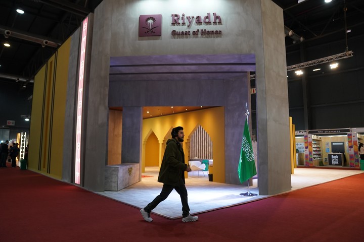 Stand de Riad, la capital Arabia Saudita, en la Fera del Libro. Foto: Juano Tesone.