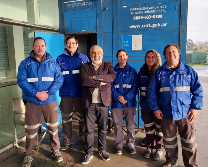 Edgar Pérez, en el centro, con empleados de la CNRT.