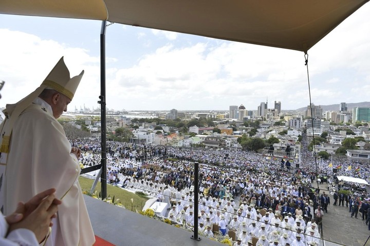 El papa Francisco oficiando una misa en el monumento a María Reina de la Paz en Puerto Luis, Mauricio, el 9 de septiembre de 2019. Foto EFE